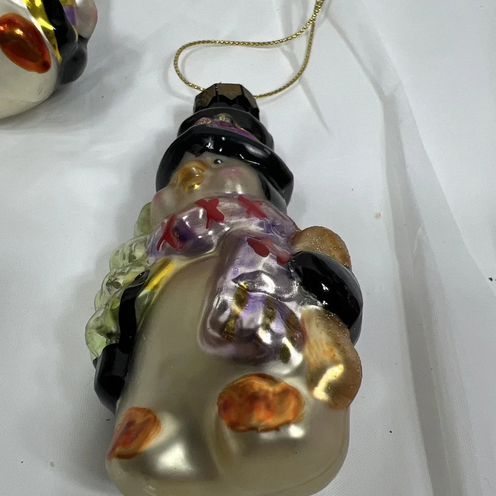 N/A festive featuring penguins
